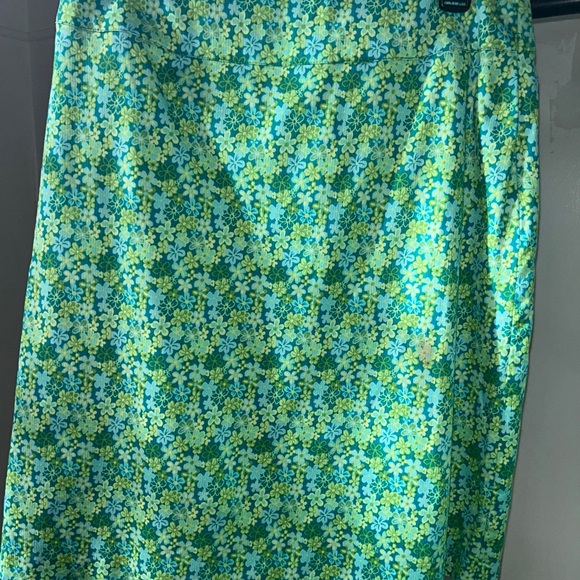 David Brooks floral skirt suits. Size 8. Super cute outfit Daisy button details. - Picture 2 of 13
